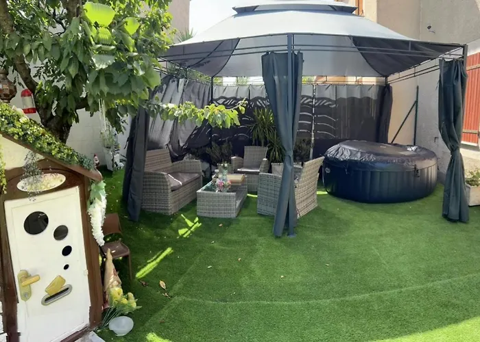 Jacuzzi A L'abri Des Vents Holiday home *