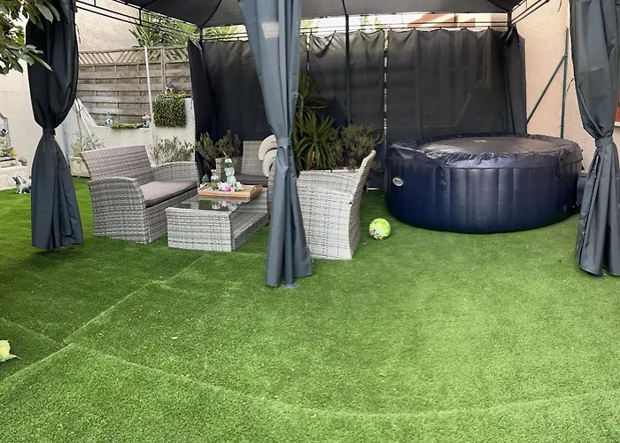 Holiday home Jacuzzi A L'abri Des Vents *